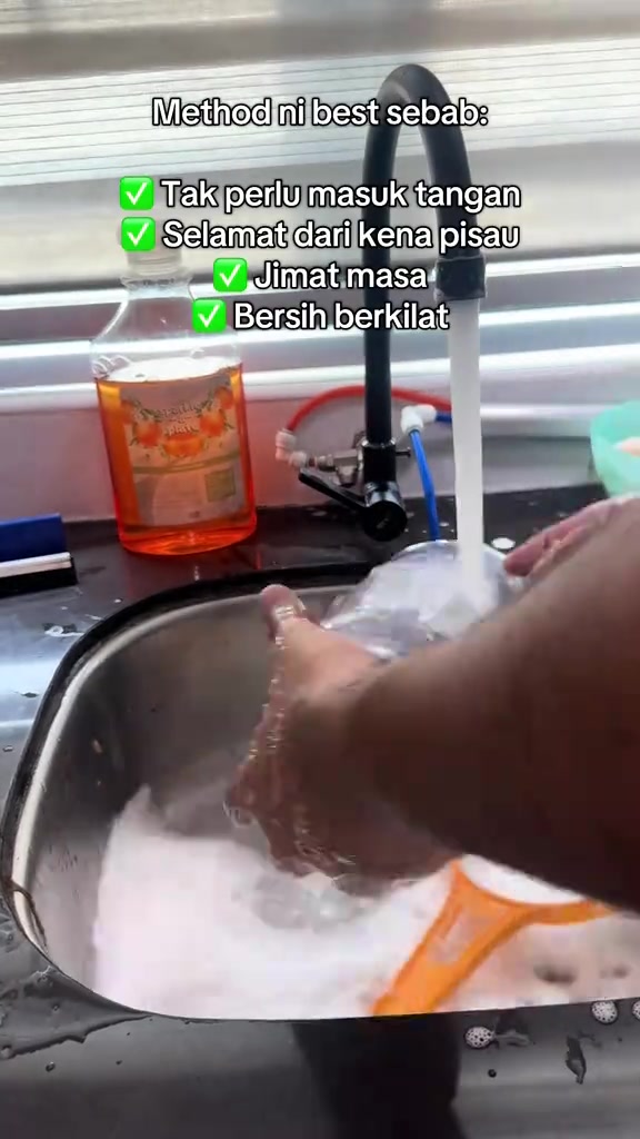 Jug blender dibilas di bawah paip selepas dicuci