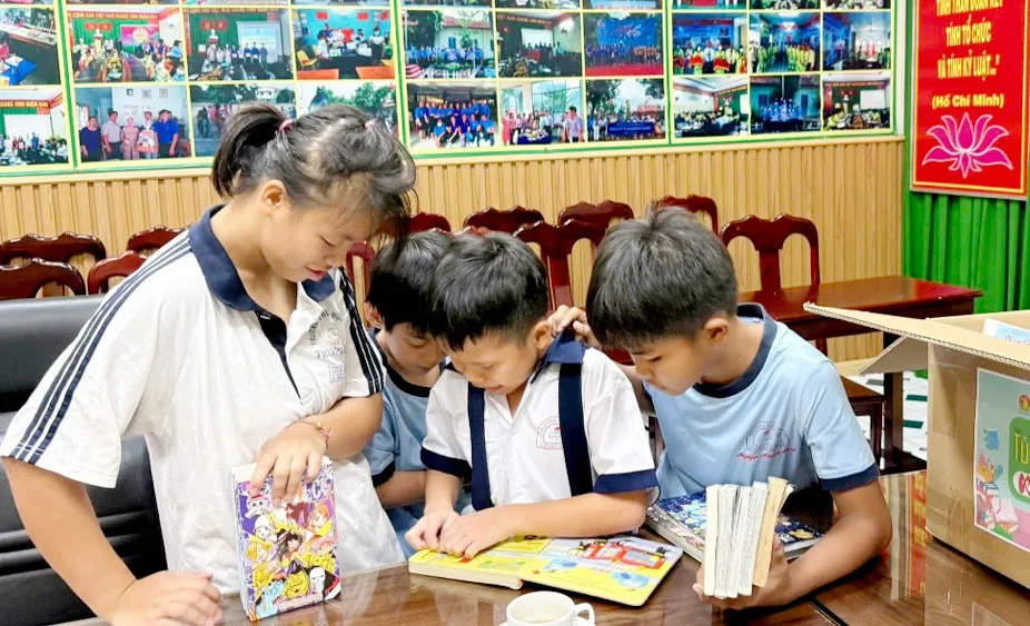 Tủ sách trường học: Mở cánh cửa đọc cho học sinh vùng khó