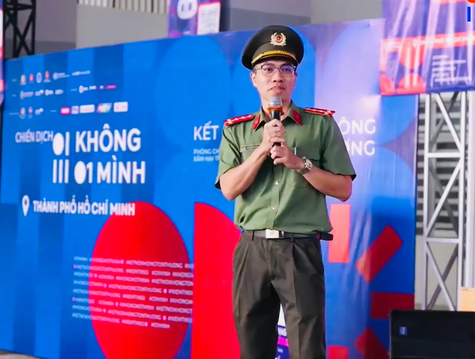 Học sinh được trang bị những kỹ năng nào để tự bảo vệ bản thân khỏi nguy hiểm trực tuyến