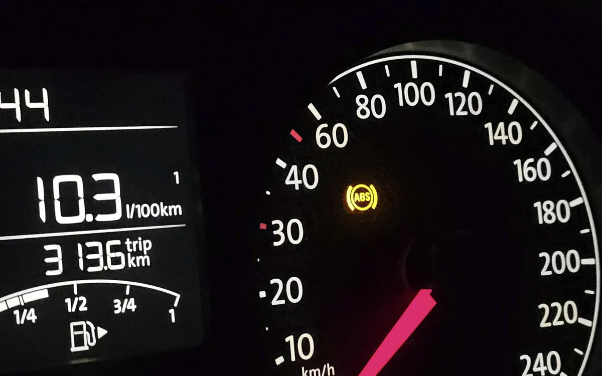 Đèn ABS báo lỗi: Vì sao xe có thể trượt đăng kiểm?