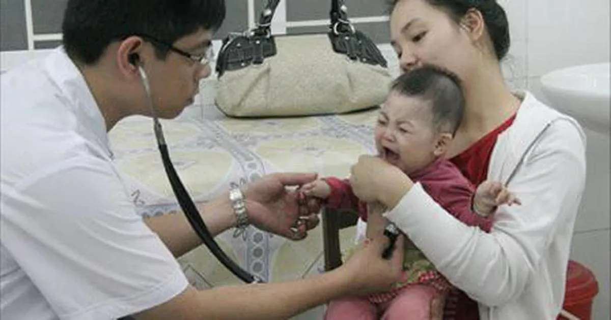 Bé uống nước nhiều, tiểu liên tục nhưng không tăng cân: Đừng bỏ qua dấu hiệu tiểu đường tuýp 1