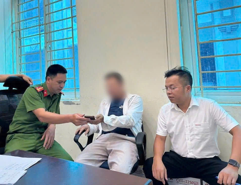Nhân viên ngân hàng nhận diện dấu hiệu nào để ngăn khách chuyển tiền cho kẻ lừa đảo?