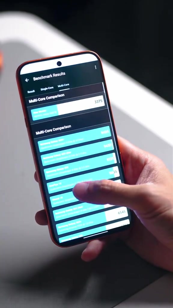 Skrin NOTE 60 Pro memaparkan halaman ujian benchmark ketika telefon dipegang
