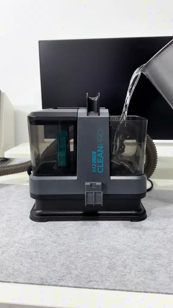 Air paip dituang masuk ke tangki bersih mesin spot cleaner PerySmith M2 Lite di atas meja