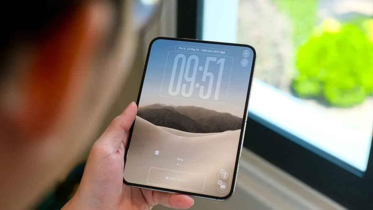 iPhone Duo từ gần 65 triệu đồng: Người mua trả tiền cho điều gì?