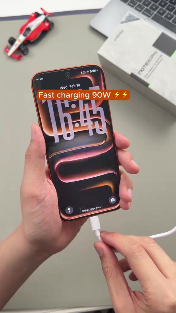 NOTE 60 Pro disambungkan ke kabel USB-C dengan paparan fast charging 90W