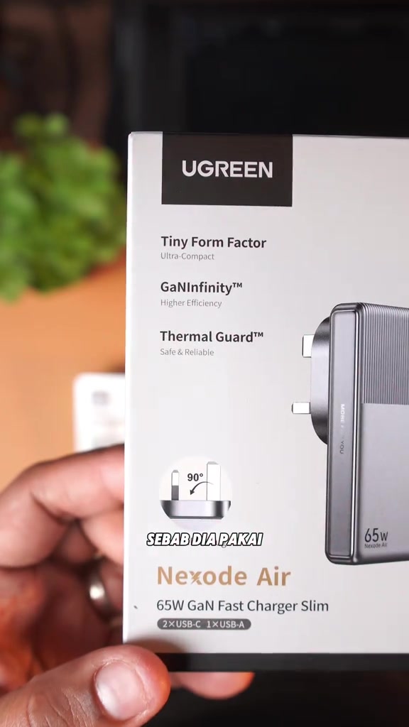 Sisi kotak UGREEN Nexode Air 65W menunjukkan tulisan Tiny Form Factor, GaNInfinity, Thermal Guard dan label 2x USB-C 1x USB-A