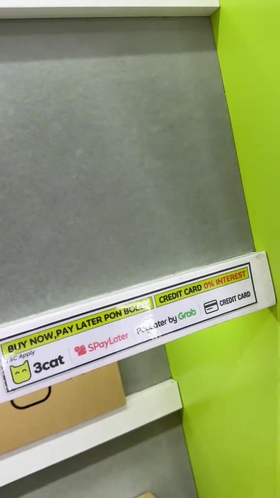 Papan tanda di store 3cat: Buy Now Pay Later melalui SPayLater dan PayLater by Grab, serta credit card 0% interest