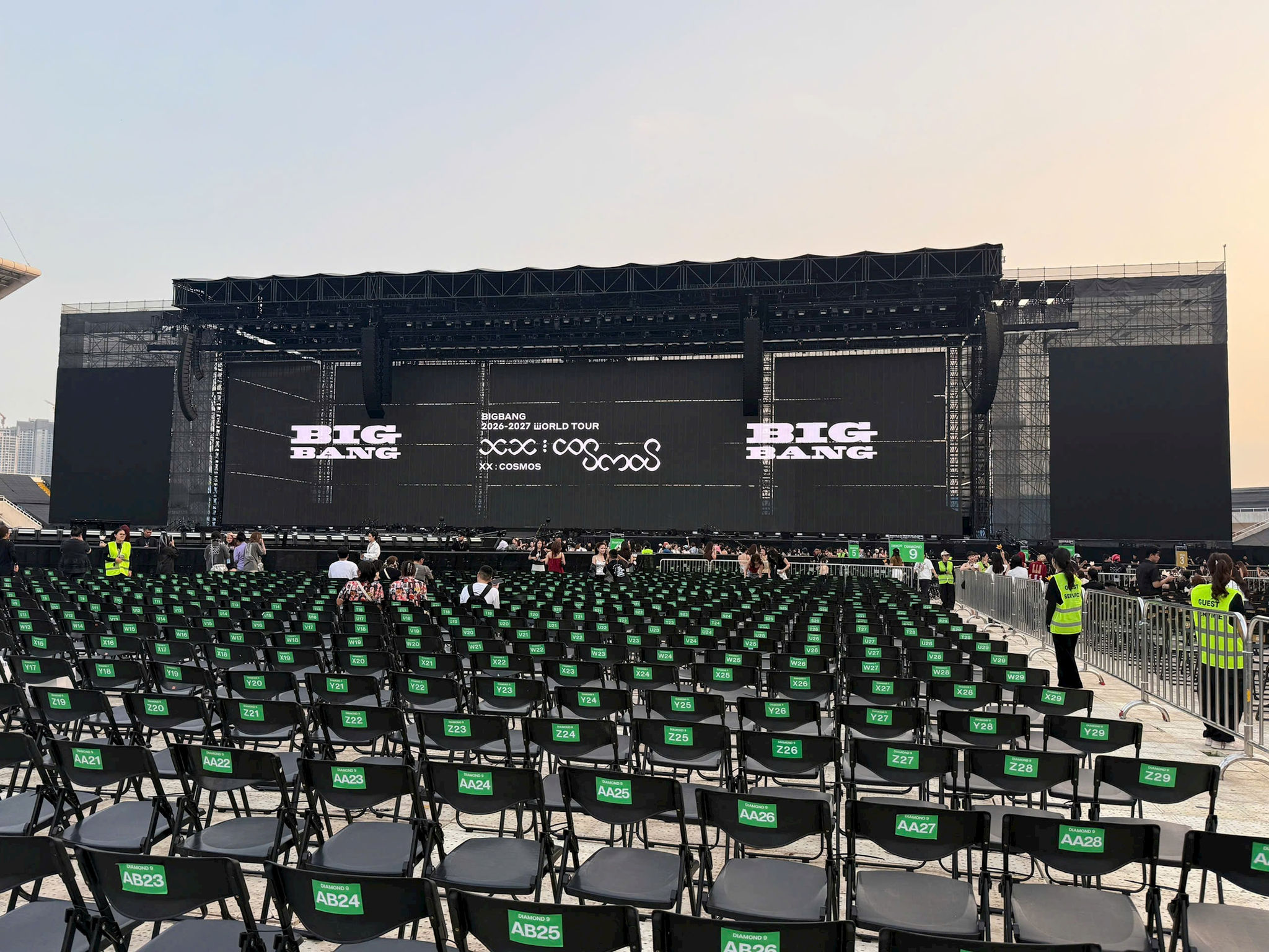 BIGBANG Mang Không Khí Kỷ Niệm 20 Năm Đến Mỹ Đình