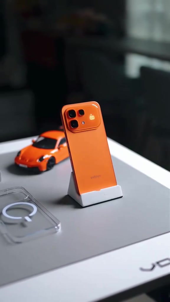 Infinix NOTE 60 Pro berwarna oren berdiri pada stand; ini model Pro, bukan pengesahan untuk tawaran RM359