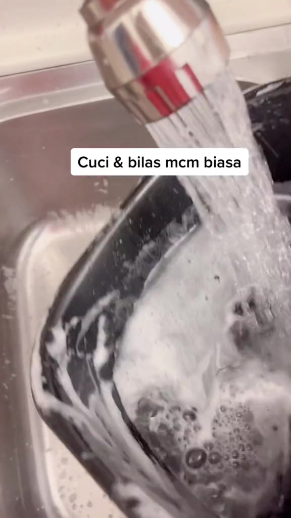 Basket air fryer berbuih sabun dibilas bawah pancuran paip sinki