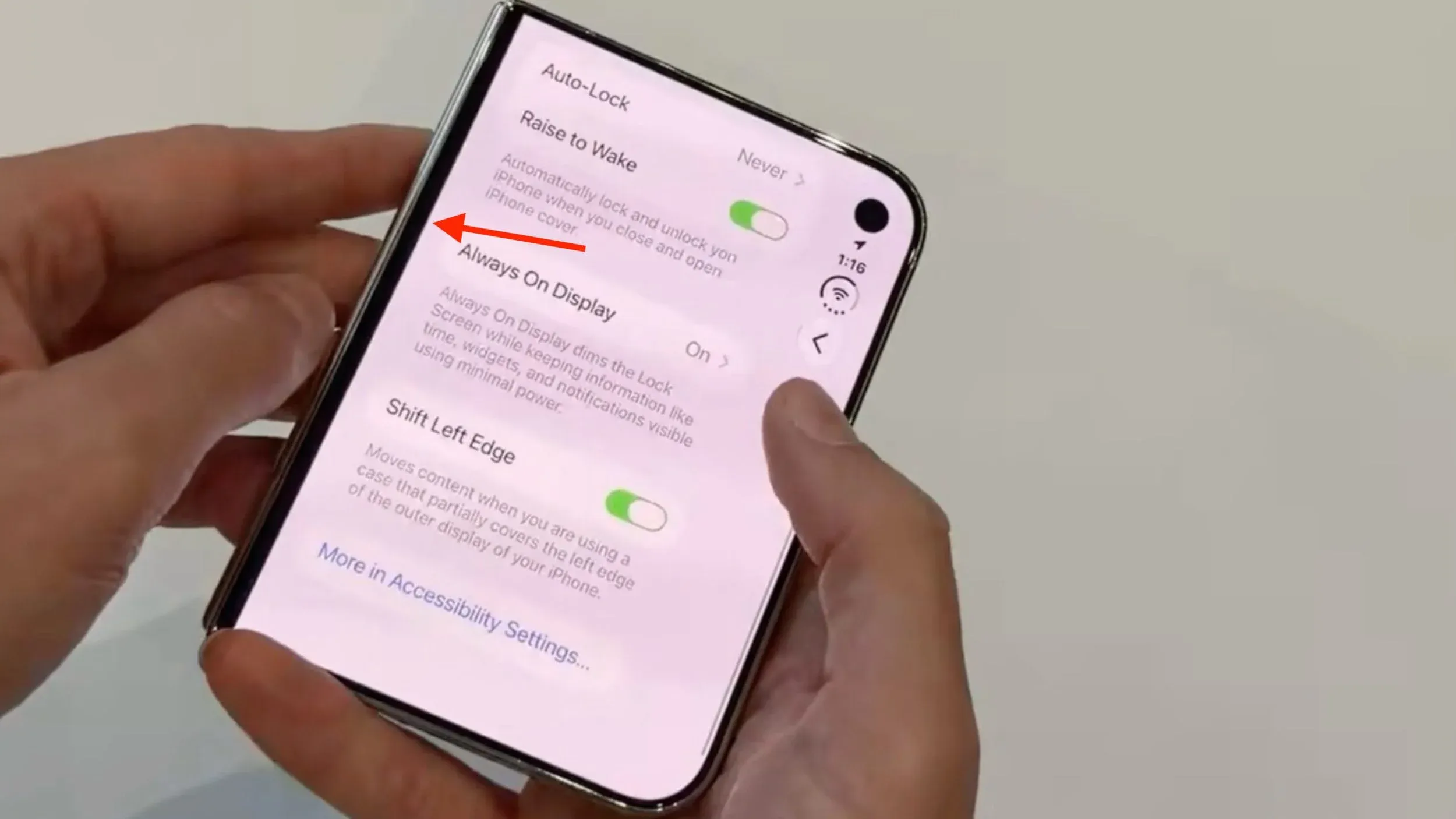 Ốp lưng che mép màn hình iPhone Duo? Cách bật Shift Left Edge