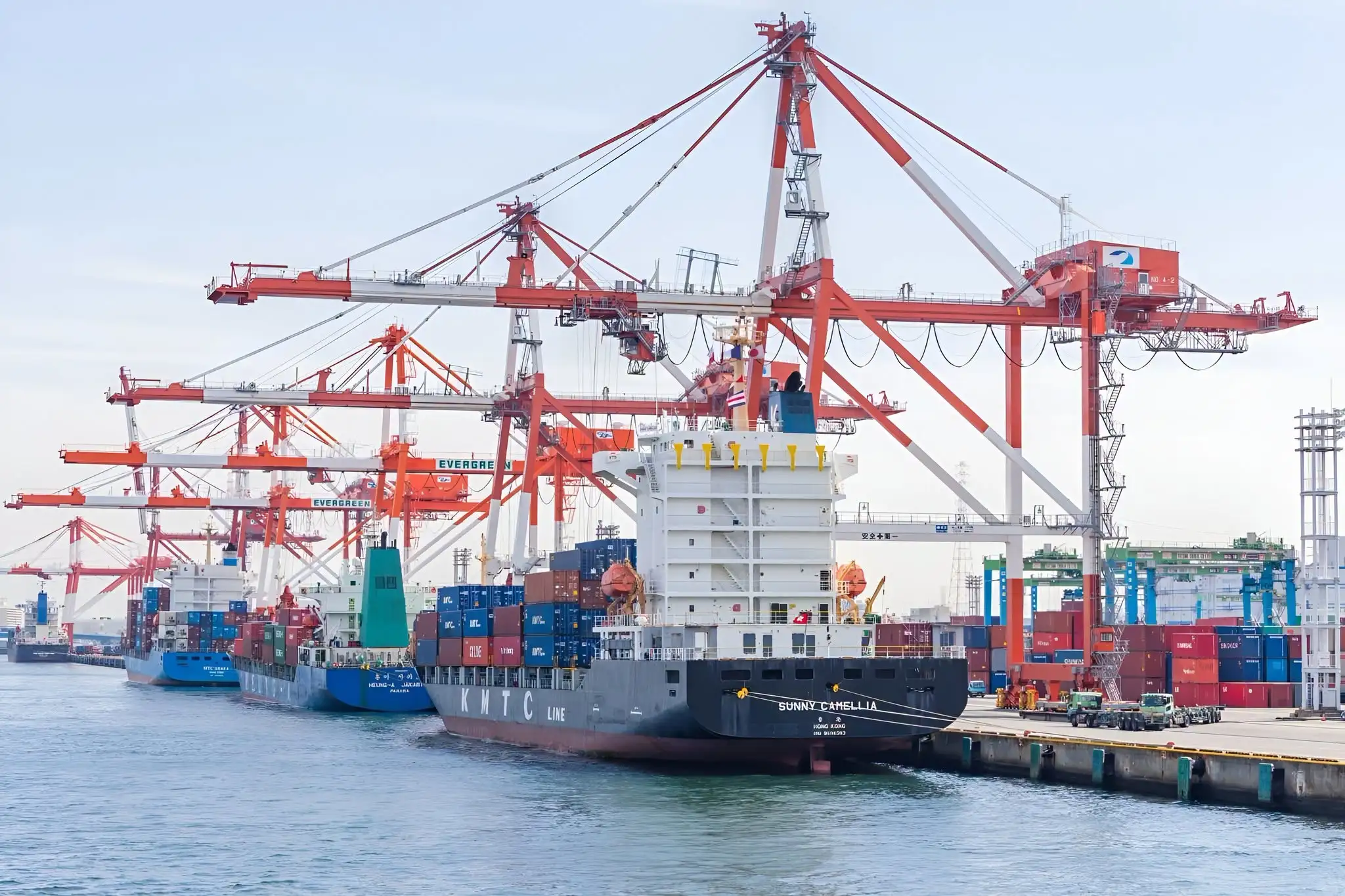 Xuất nhập khẩu Việt Nam lập kỷ lục: Động lực nào đứng sau đà tăng?