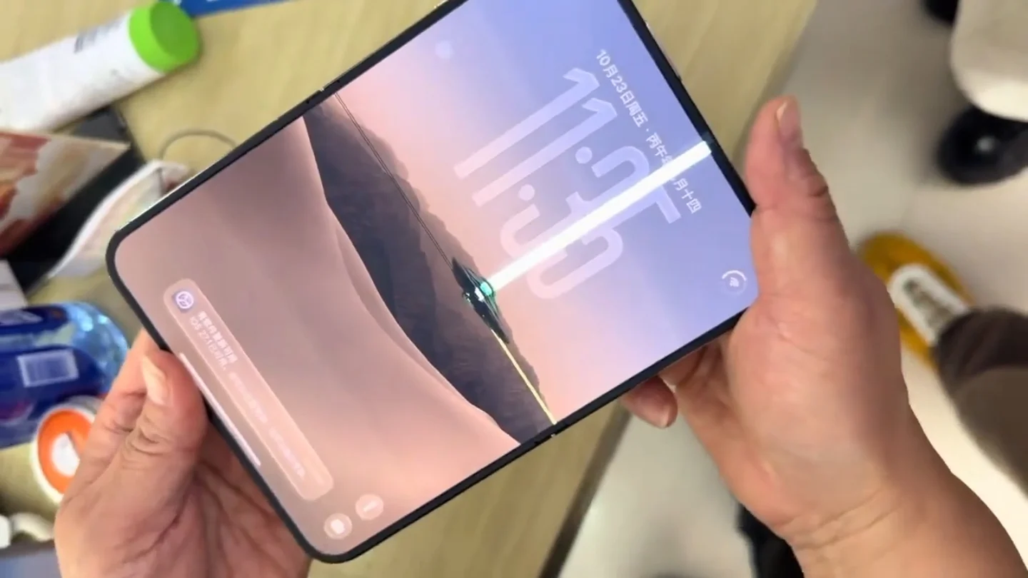 iPhone Duo nứt màn hình tại bản lề: lỗi thiết kế hay sản xuất?