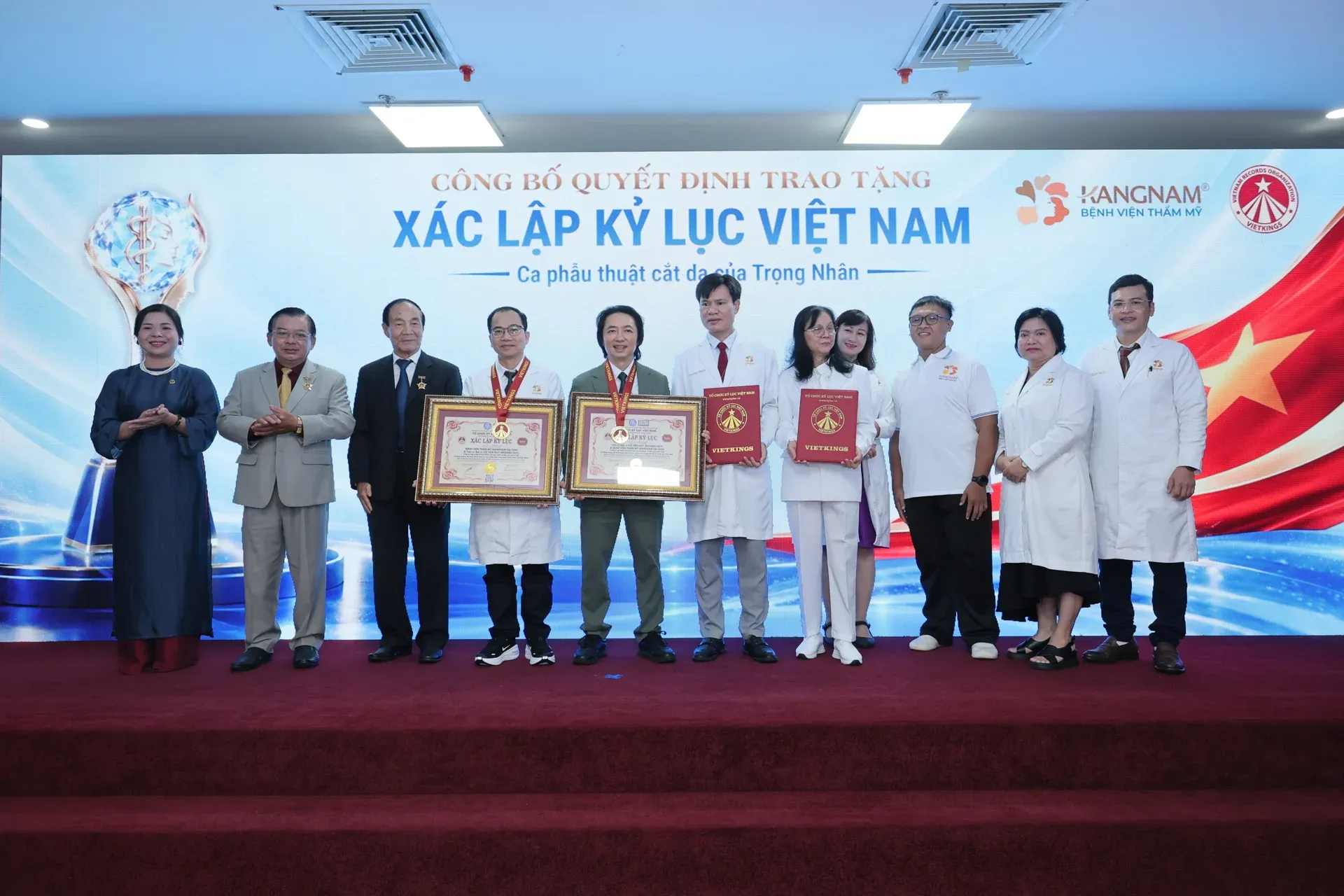 Kỷ lục loại bỏ 17,1 kg da thừa: Ca tạo hình cơ thể nhiều thách thức