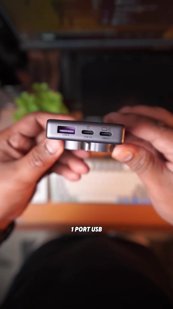 Muka port pengecas UGREEN Nexode Air menunjukkan tiga port berlabel USB-A, USB-C2 dan USB-C1