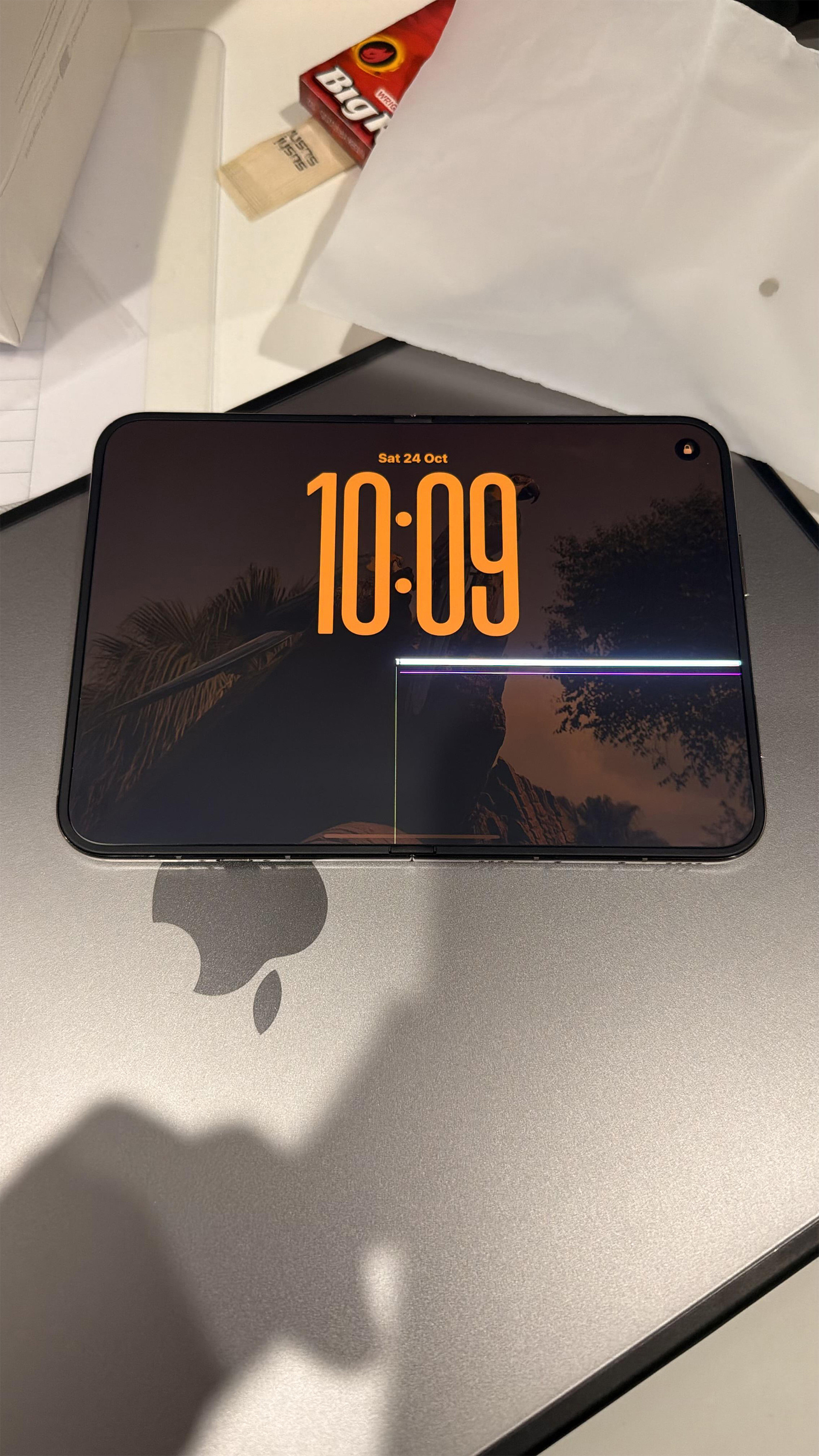 iPhone Duo nứt màn hình: Bảo hành và độ bền bản lề bị đặt dấu hỏi