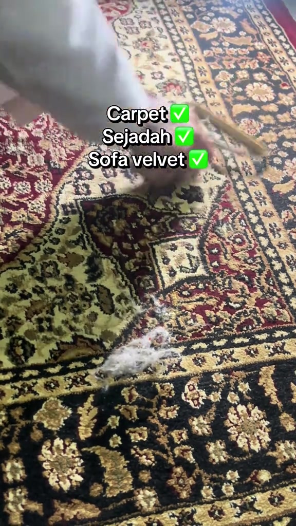 Segumpal serat atau rambut terkumpul di atas karpet bercorak