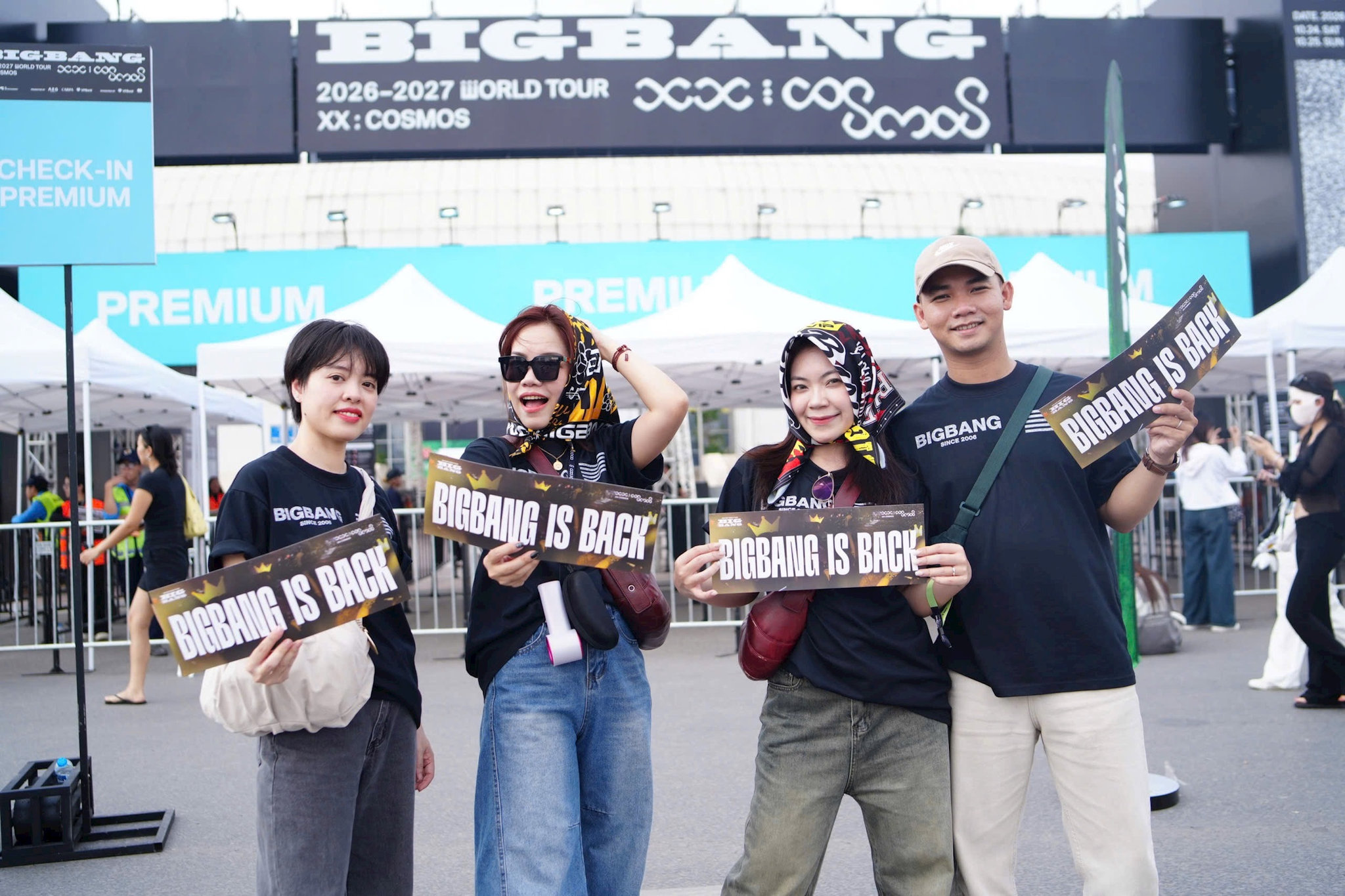 BIGBANG Mang Không Khí Kỷ Niệm 20 Năm Đến Mỹ Đình