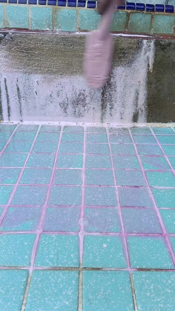 Berus menyental buih pencuci merah jambu di dinding dan celah nat jubin bilik air
