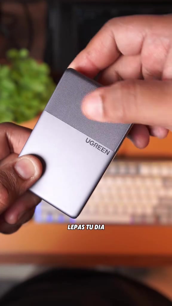 Muka hadapan pengecas UGREEN Nexode Air warna space grey dengan logo UGREEN dan tekstur garisan halus di bahagian atas