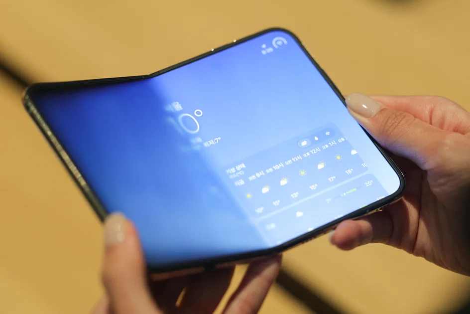iPhone Duo nứt màn hình tại bản lề: Apple nói gì, nhà cung cấp phản hồi ra sao?