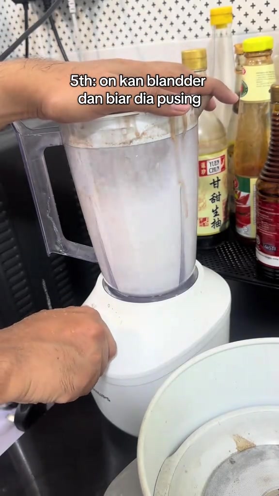Jug blender berisi air sabun dipasang pada tapak semasa proses cuci