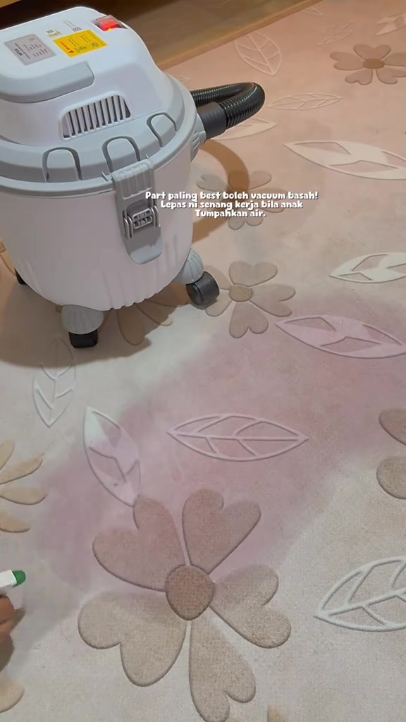 Vacuum bucket wet & dry putih di atas permaidani bercorak bunga dengan kesan basah selepas sedutan