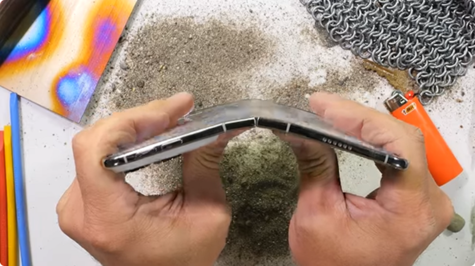 iPhone Duo: Điểm yếu bản lề có thể khiến màn hình nứt, sọc