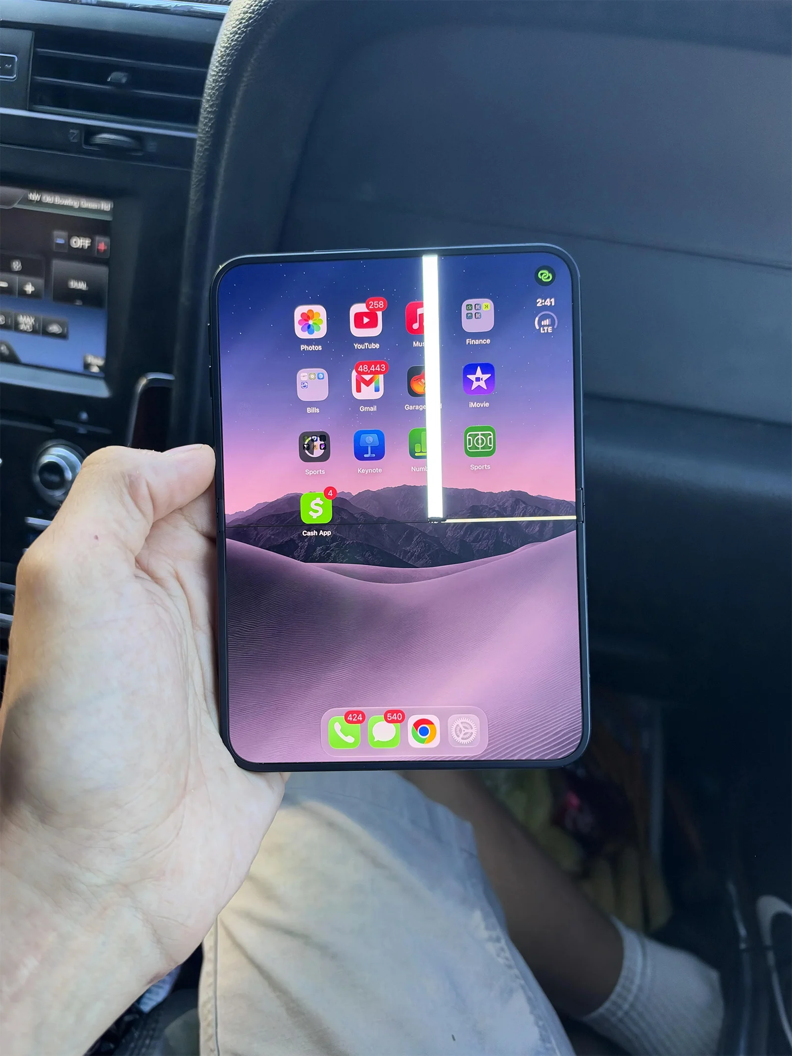 iPhone Duo vừa mở bán đã có phản ánh nứt màn hình, lọt bụi