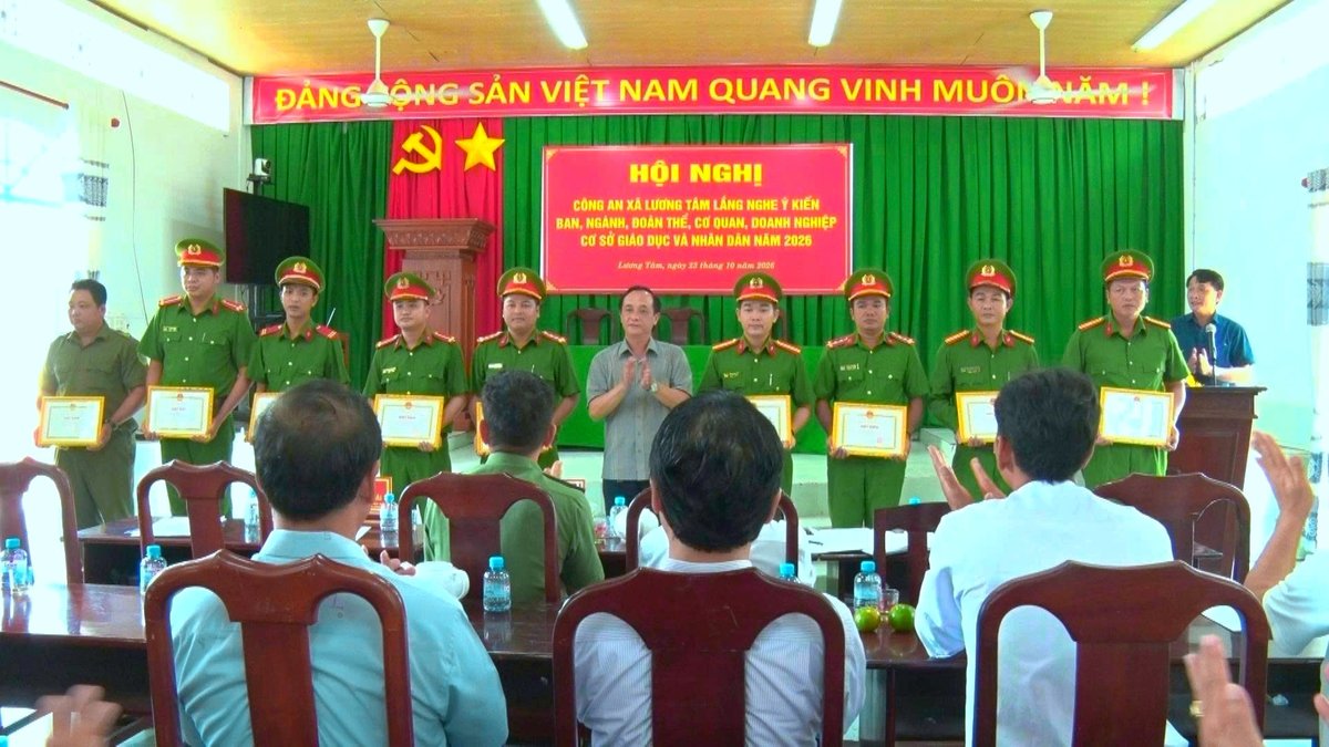Người dân góp ý cho công an xã: Giám sát an ninh trật tự ra sao?