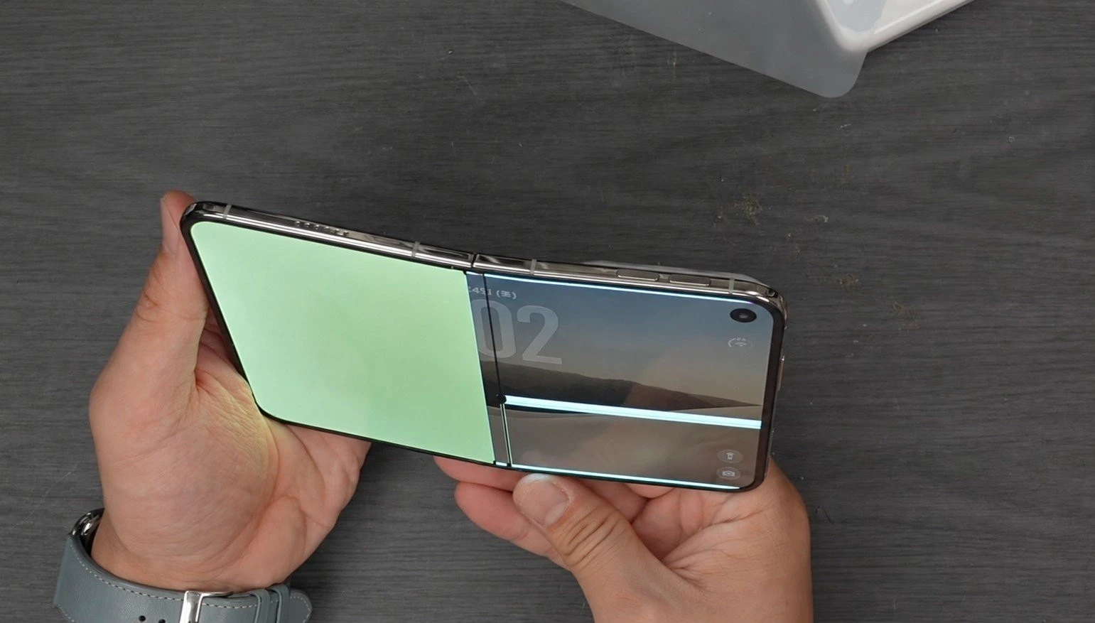 iFixit nghi bản lề là điểm yếu khiến màn hình iPhone Duo dễ nứt