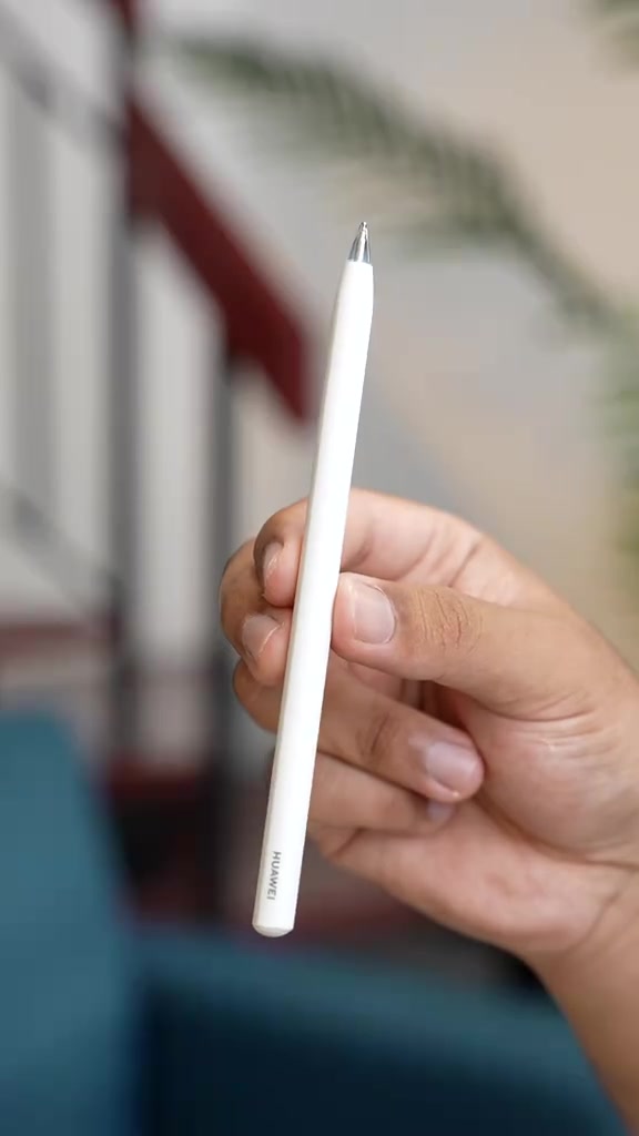 Pen stylus HUAWEI berwarna putih ditunjukkan secara close-up.