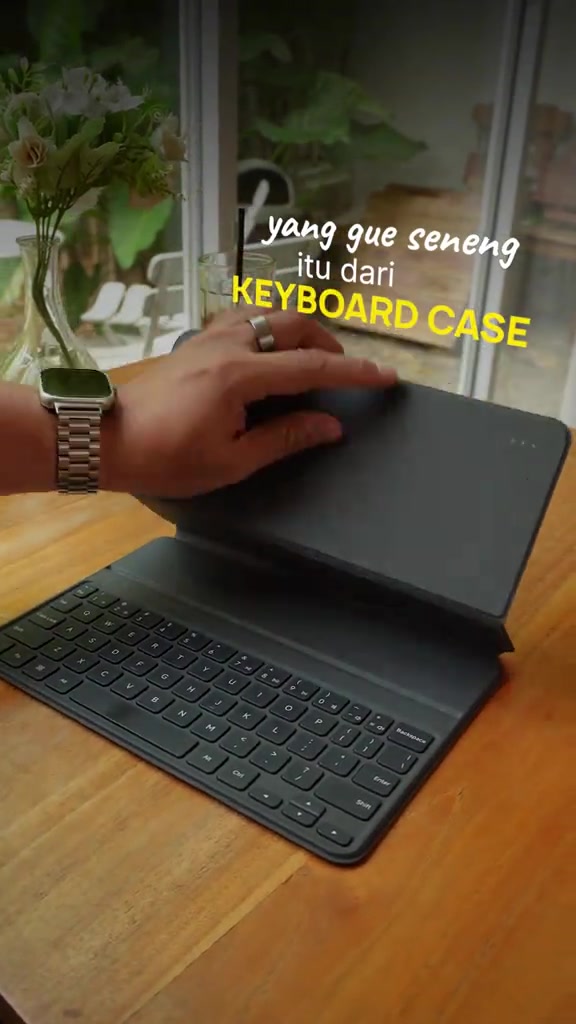 Xiaomi Pad 8 diletakkan pada keyboard case magnetik, dilihat dari bahagian belakang