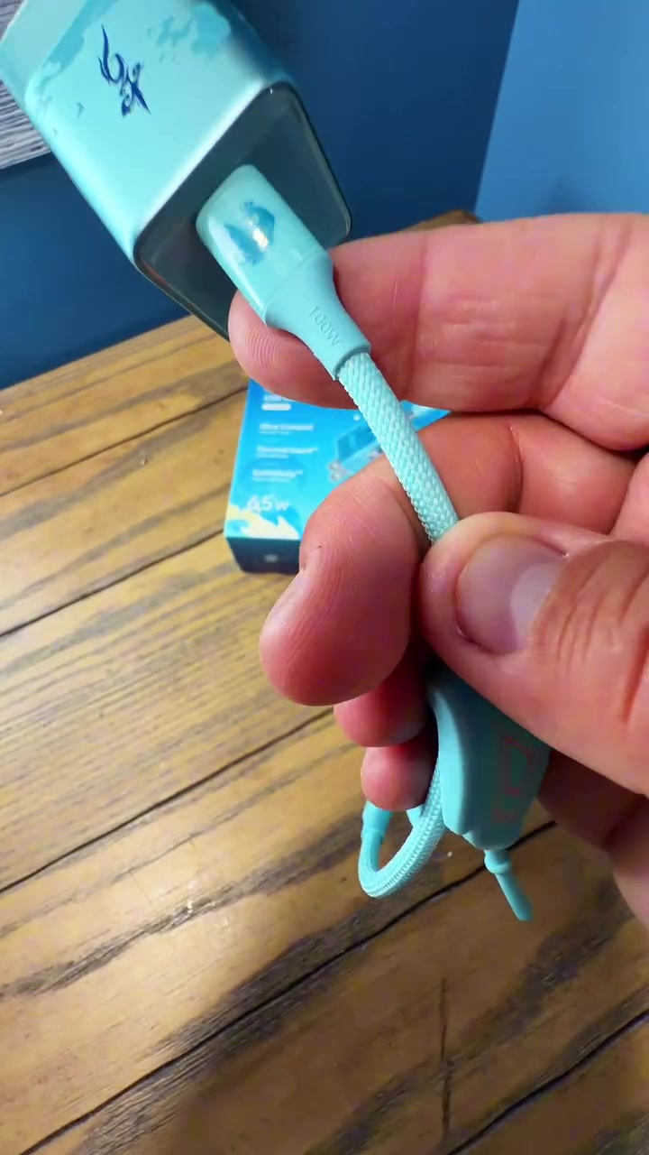 Kabel USB-C biru di sebelah pengecas UGREEN edisi Honkai Star Rail