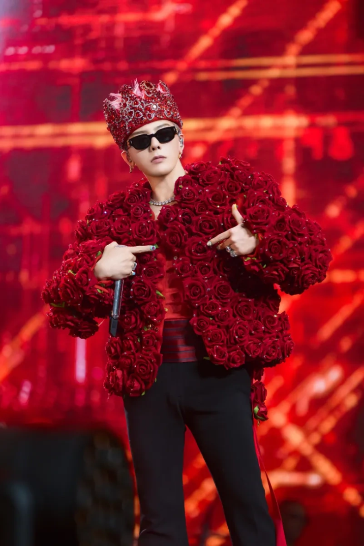 G-Dragon gây chú ý với áo dạ giữa trời Hà Nội nóng
