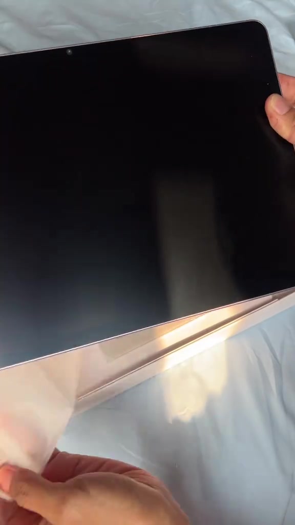 Paparan skrin MatePad 11.5 dari sudut dekat semasa sesi unboxing.