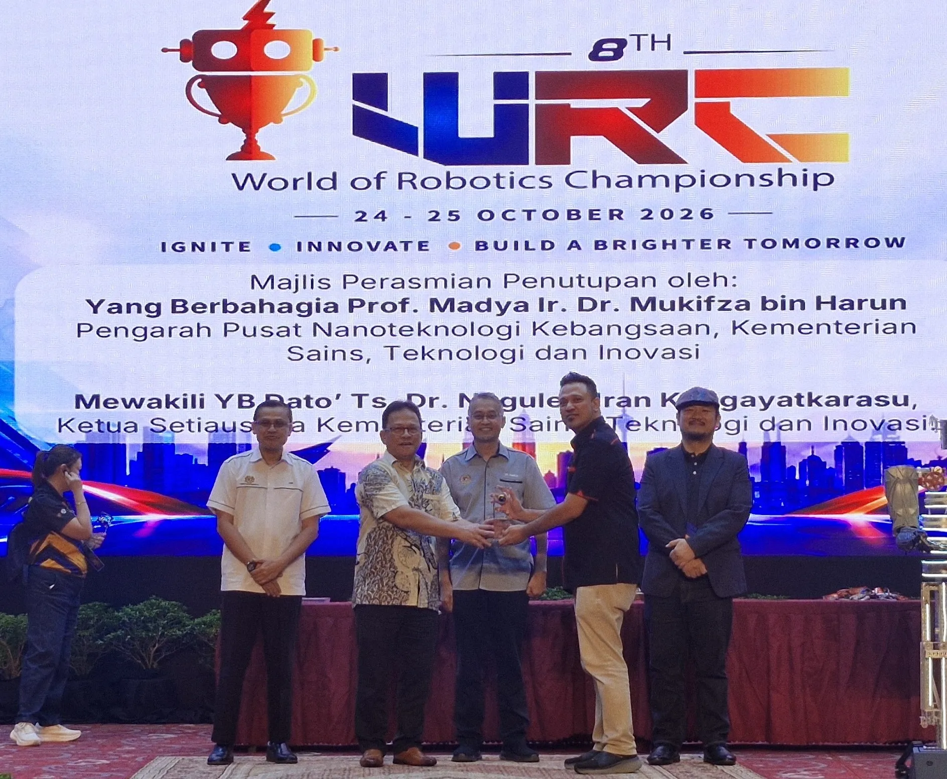 Dua Belas Juara Robotik, Satu Pentas Dunia
