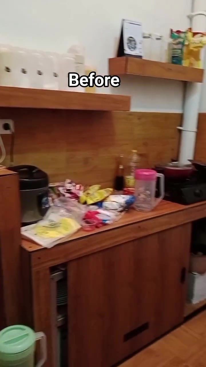 Dapur kecil sebelum dikemas, dengan periuk dan barang di atas kaunter