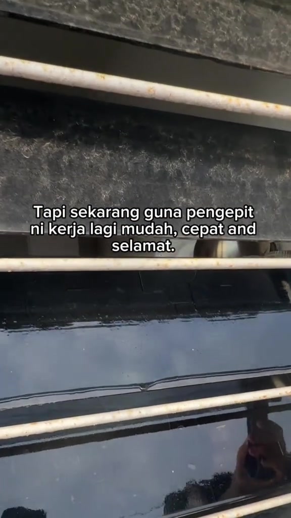 Tangan mengendalikan alat pembersih pada bilah kaca tingkap Nako dari dalam rumah