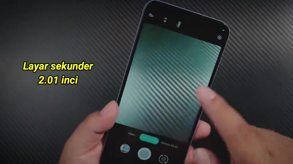 Paparan pada telefon HONOR Play20C yang sedang dipegang, dengan menu kamera kelihatan.