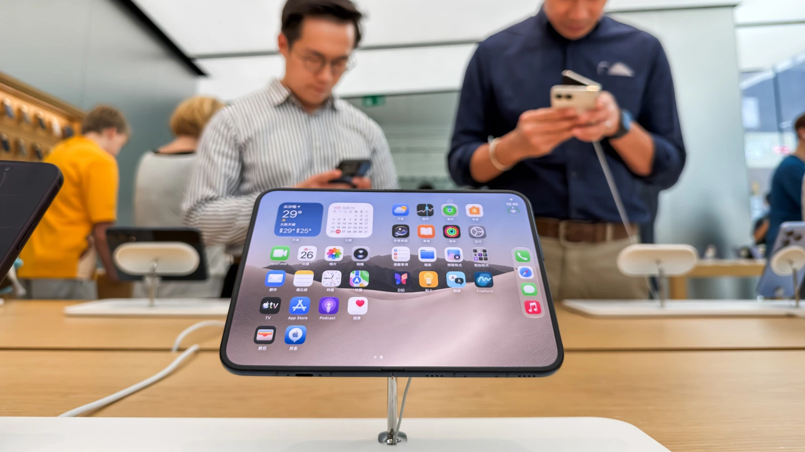 Màn hình iPhone Duo nứt chỉ sau vài ngày: Apple phản hồi thế nào?