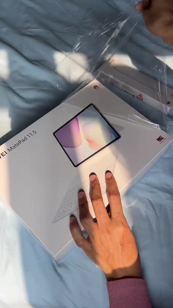 Kotak MatePad 11.5 dengan ilustrasi tablet semasa sesi unboxing.