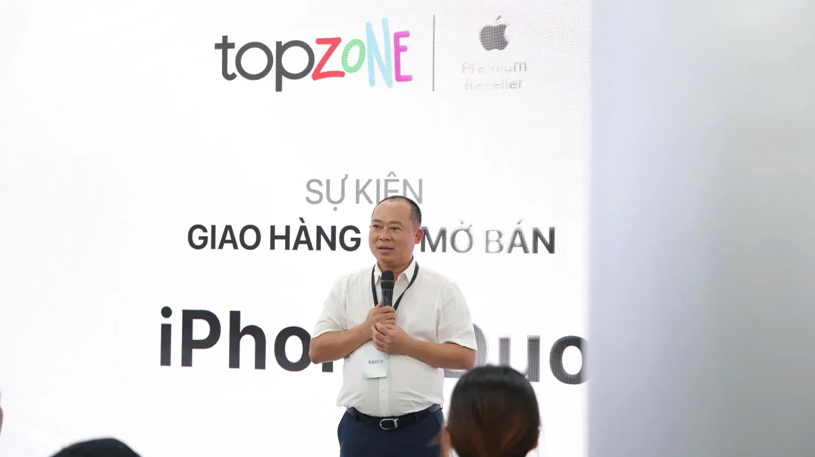 iPhone Duo vừa mở bán đã khan hàng: Giá niêm yết và giá sang tay chênh lệch ra sao?
