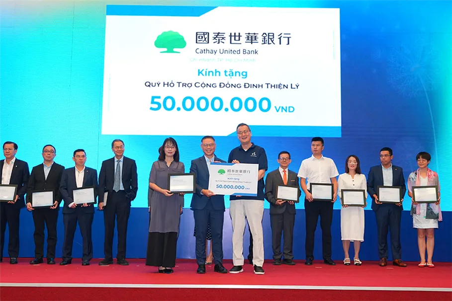 Hai quỹ học bổng lớn tiếp sức cho học sinh vượt khó
