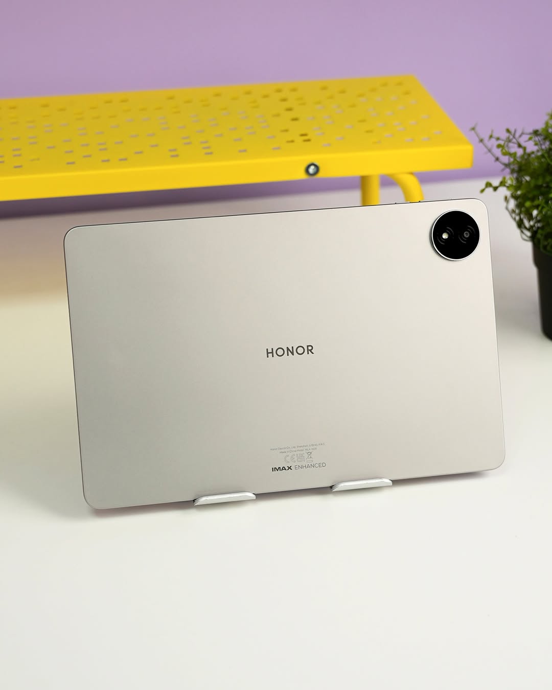 Bahagian belakang tablet HONOR Pad 20 Pro dengan kamera di penjuru atas kanan.