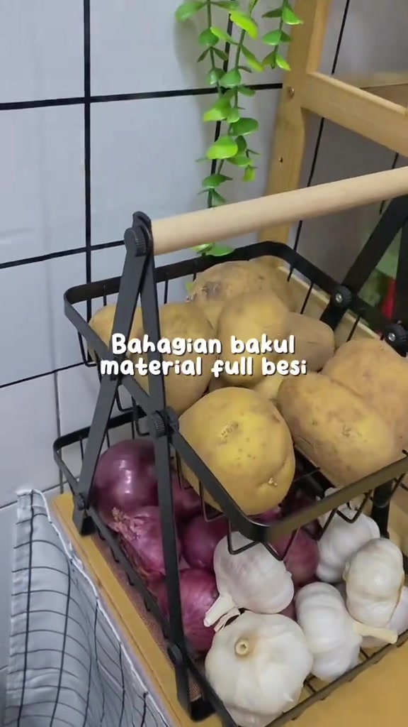 Rak dapur bertingkat dengan kentang di bahagian atas dan bawang merah serta bawang putih di ruang berasingan