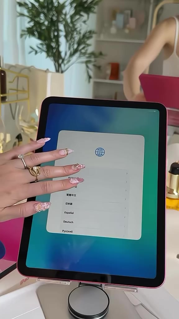 iPad A16 dipegang dari depan ketika memaparkan skrin persediaan awal