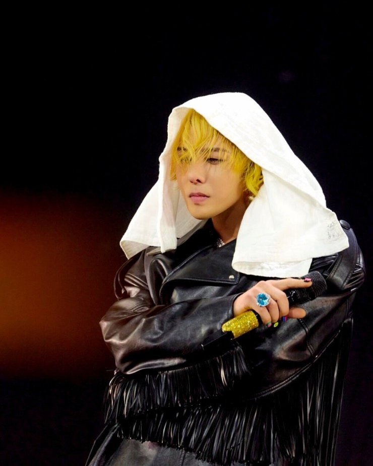 G-Dragon gây chú ý với áo dạ giữa trời Hà Nội nóng