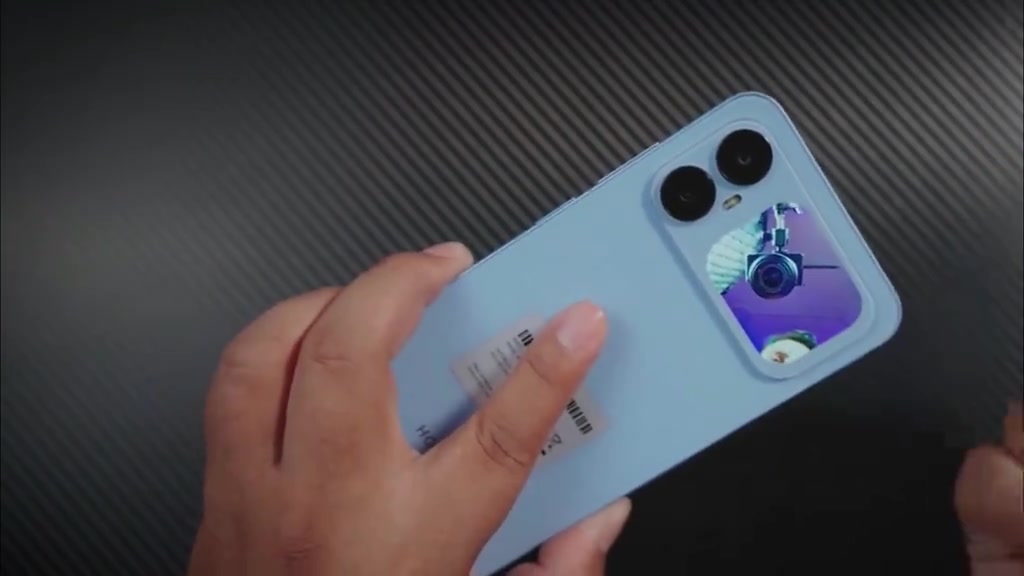 Telefon HONOR Play20C berwarna biru dari belakang dengan paparan kecil, dipegang tanpa wajah kelihatan.